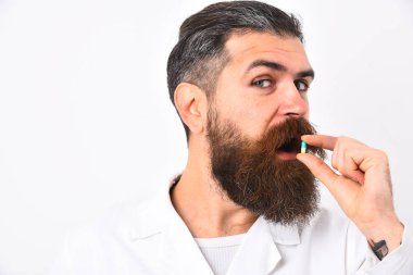 Sakallı doktor Beyaz elbisesi giyinmiş. Tıp ve sağlık