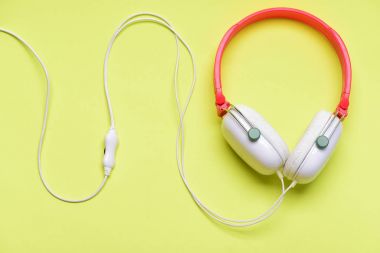 Müzik aksesuarları ve teknoloji kavramı. Modern ve şık kulaklıklar