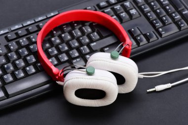 Siyah arka plan üzerine elektronik aletler. Ses kayıt