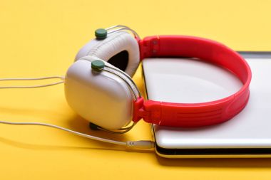 Ses kayıt ve dijital ekipman kavramı. Kulaklık ve gümüş dizüstü