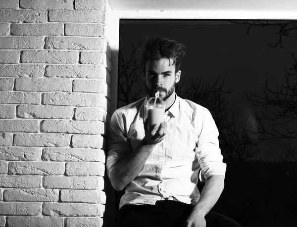 Yakışıklı, sakallı, maço, seksi adam.