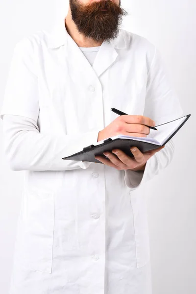 Ιατρός με στιλάτα γένια και μουστάκι κρατώντας μπλόκ σημειώσεων. — Φωτογραφία Αρχείου