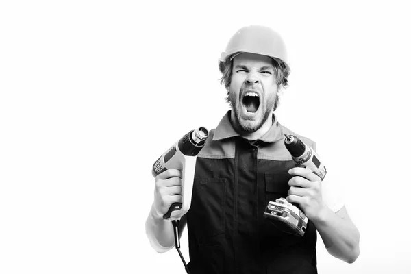 Brutalny mężczyzna pracy krzyczy i posiada narzędzia budowlane żółty — Zdjęcie stockowe