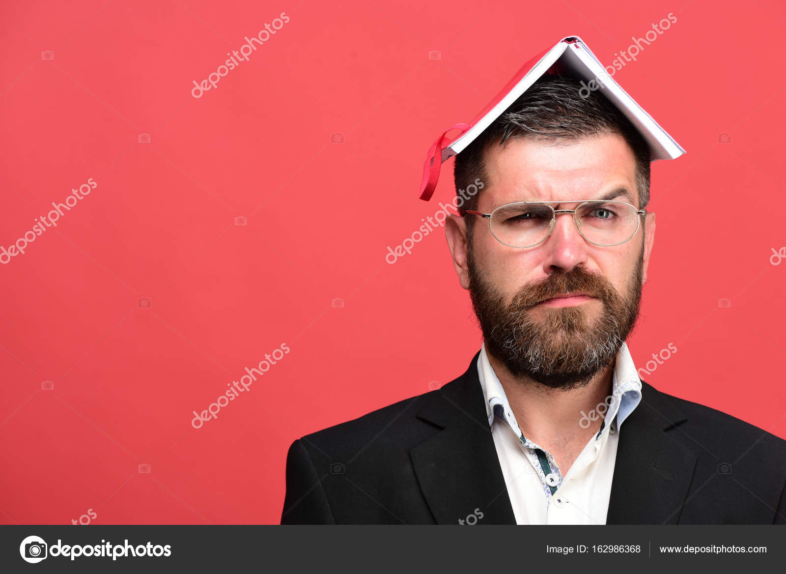 ひげがある古典的な服装の男を保持する赤い本 ストック写真 C Stetsik ひげがある古典的な服装の男を保持する赤い本 ストック写真 C Stetsik