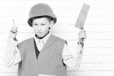 Genç, şirin inşaatçı çocuk.