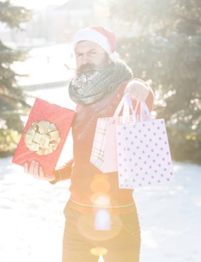 Yakışıklı Noel Baba ve hediye