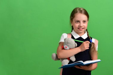 Okul üniformalı, örgülü ve pembe sırt çantalı bir öğrenci.