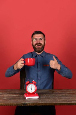 Sınav ve eğitim kavramı. Retro saat ve kırmızı kitap