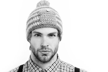 Emin yüz sakallı adam. Kış şapkalı adam