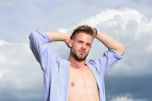 Sexy junger Macho am Himmel. — Stockfoto