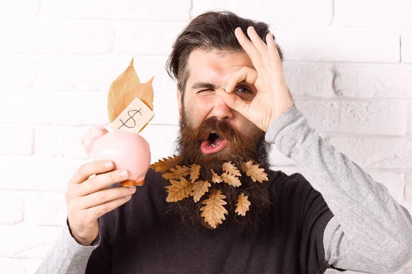 Hipster con hojas en barba —  Fotos de Stock