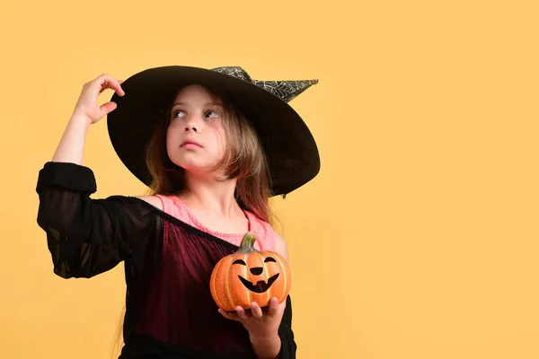 Halloween en viering concept. Kind in heksenkostuum — Stockfoto