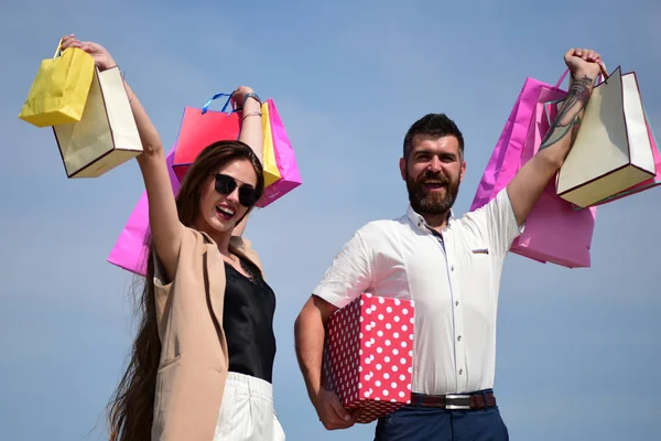 Mavi gökyüzü arka plan üzerinde renkli paket çift havaya