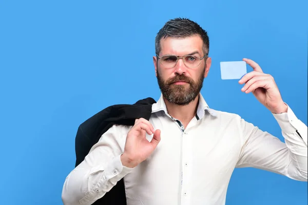 Guy med grinigt ansikte och glasögon isolerad på blå bakgrund — Stockfoto