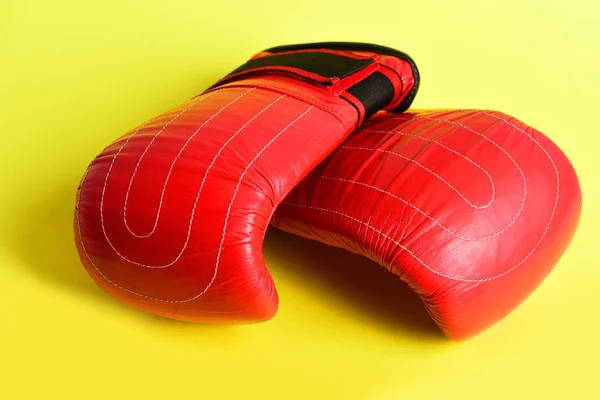 Dueto de guantes de color rojo brillante para el boxeo en la clase de peso pesado —  Fotos de Stock
