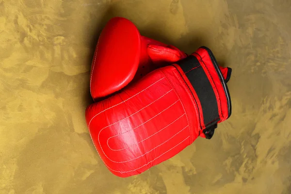 Ζευγάρι δερμάτινα αθλητικά εγκιβωτισμού. Γάντια του μποξ σε χρώμα κόκκινο — Φωτογραφία Αρχείου