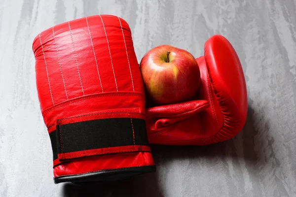 Par de ropa deportiva de boxeo de cuero con jugosa manzana roja —  Fotos de Stock