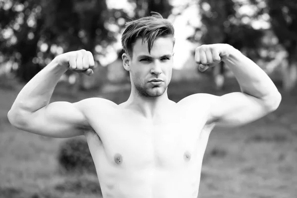 Αθλητής με αυτοπεποίθηση πρόσωπο έκφραση δείχνει τους μυς του — Φωτογραφία Αρχείου