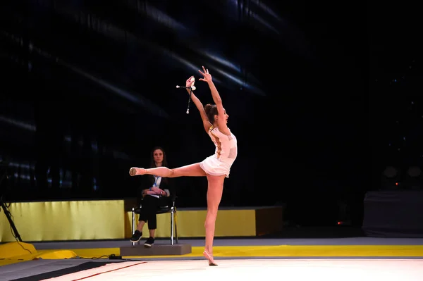 Turnerinnen treten bei Wettkampf der rhythmischen Sportgymnastik auf — Stockfoto