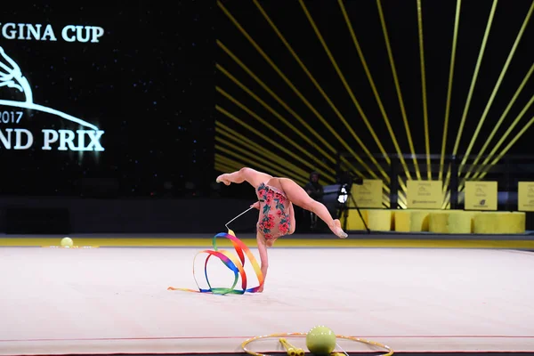 Chica gimnasta realizar en la competencia de gimnasia rítmica — Foto de Stock