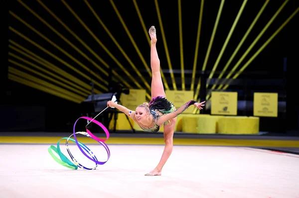 Gymnastka dívka vystoupí na rytmickou gymnastiku konkurence — Stock fotografie