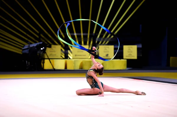Gymnastka dívka vystoupí na rytmickou gymnastiku konkurence — Stock fotografie