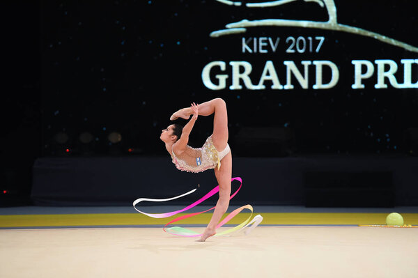 гимнастка выступает на соревнованиях по художественной гимнастике
