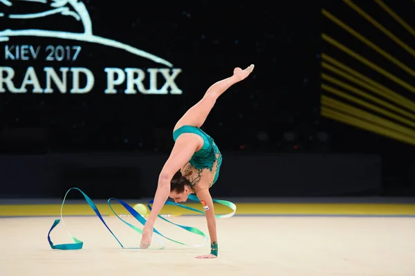 Turnerinnen treten bei Wettkampf der rhythmischen Sportgymnastik auf — Stockfoto