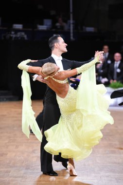 Alman Açık Şampiyonası 'nda Grand Slam Standart sırasında dans eden kimliği belirsiz bir çift.