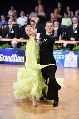 Alman Açık Şampiyonası 'nda Grand Slam Standart sırasında dans eden kimliği belirsiz bir çift.