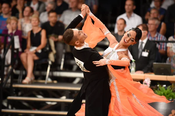 Una pareja de baile no identificada en una pose de baile durante el Grand Slam Standart en el Campeonato Abierto de Alemania — Foto de Stock