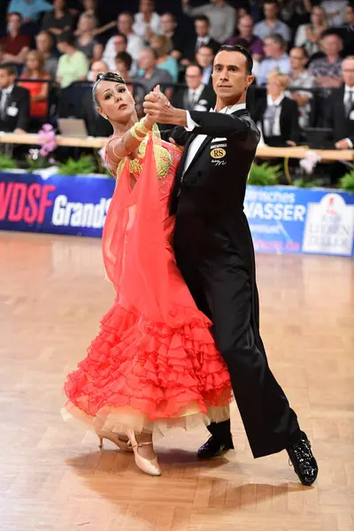 Alman Açık Şampiyonası 'nda Grand Slam Standart sırasında dans eden kimliği belirsiz bir çift.