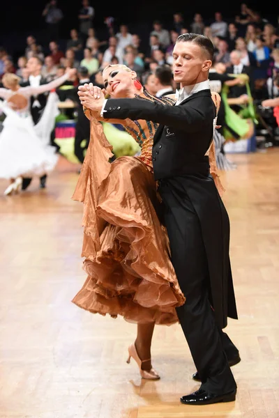 Alman Açık Şampiyonası 'nda Grand Slam Standart sırasında dans eden kimliği belirsiz bir çift.