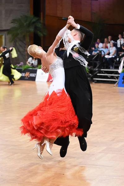 Et uidentifisert dansepar i en danseposisjon under Grand Slam Standart i German Open Championship – stockfoto