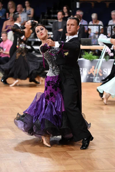 Alman Açık Şampiyonası 'nda Grand Slam Standart sırasında dans eden kimliği belirsiz bir çift.