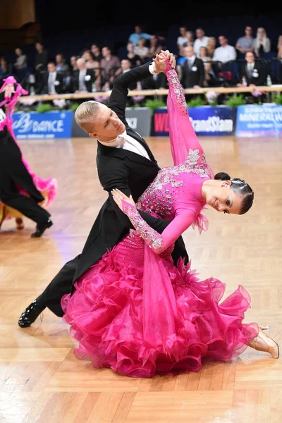 Um casal de dança não identificado em uma pose de dança durante o Grand Slam Standart no Campeonato Aberto Alemão — Fotografia de Stock