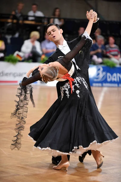 Alman Açık Şampiyonası 'nda Grand Slam Standart sırasında dans eden kimliği belirsiz bir çift.