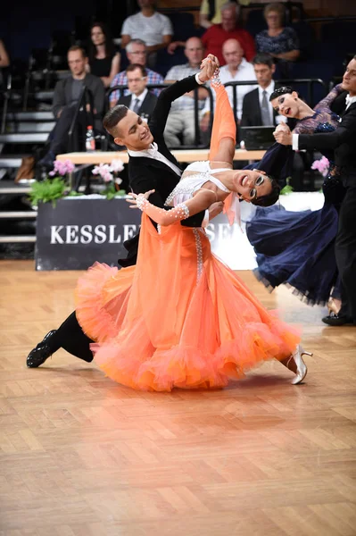 An unidentified dance couple in a dance pose during Grand Slam Standart at German Open Championship — Stock Photo, Image