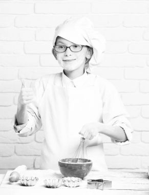 Lekeli tatlı aşçı çocuk.