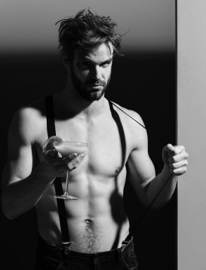 Kokteylli yakışıklı kaslı adam.