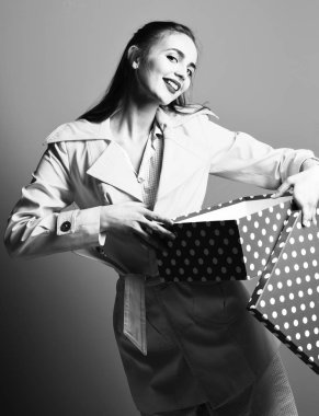 Kazıklı, gülümseyen renkli kız.