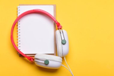 Kulaklık müzik ve kopya alanı boş sayfayla