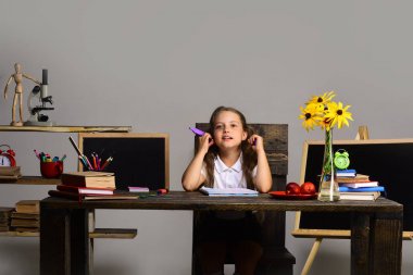 Gri duvar arka plan üzerinde çocuk ve okul malzemeleri