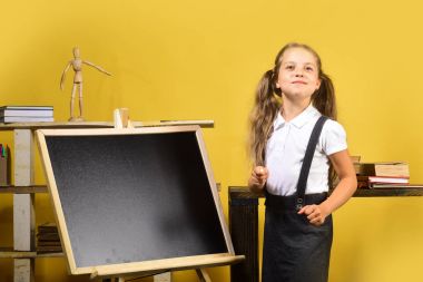 Eğitim ve okul kavramı dön. Kız yakınındaki boş yazı tahtası