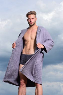 Erkek model gökyüzüne karşı poz.