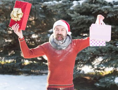Yakışıklı Noel Baba hediyeleri açar.