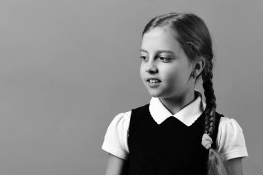 Mutlu yüzlü liseli kız mavi arka planda izole edilmiş.