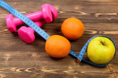 diyet kavramı, teyp, portakal ve elma ölçme ile Halter ağırlık