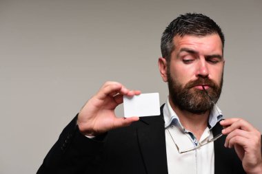 İş ve başarı kavramı. Boş kartı olan bir iş adamı.