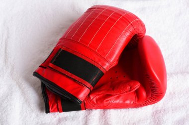 Boks eldiveni kırmızı renkte deriden yapılmış